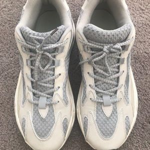 Yeezy 700 “Cream”